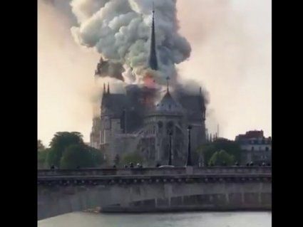 У палаючому Соборі паризької Богоматері обвалився шпиль (відео)