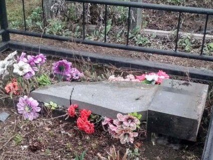 На Київщині п’яні школярі руйнували могили на кладовищі (фото)