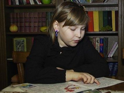 «Казки на шафі»: 8-річна з Рівненщини написала книжку у 8 років (відео)