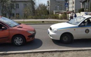 На Львівщині влаштували «автомобільні розбірки» зі стріляниною