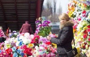 Штучні квіти на кладовищах: яку смертельну небезпеку вони несуть?