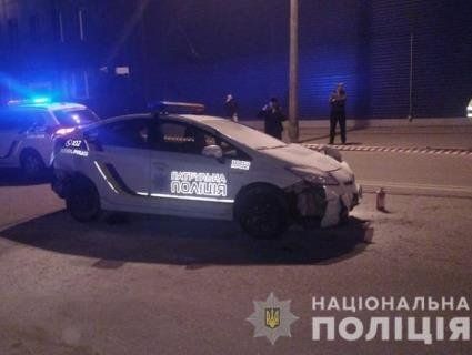 В Києві п’яному, який викрав поліцейський авто і збив патрульну, загрожує довічне (відео)