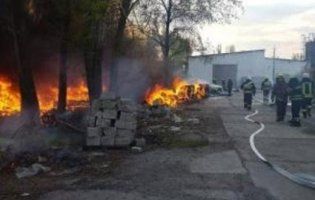 Масштабна пожежа: горить підприємство із небезпечним виробництвом (фото)