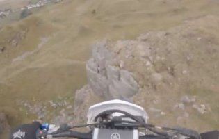 Мотогонщик впав із 15-метрової скелі  (фото, відео)
