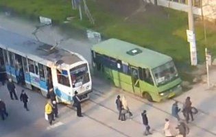 Дивом уціліли: на Дніпровщині маршрутка без гальм мчала на людей (відео)