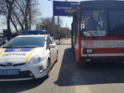 В Миколаїві з тролейбуса на проїжджу частину випала жінка з немовлям