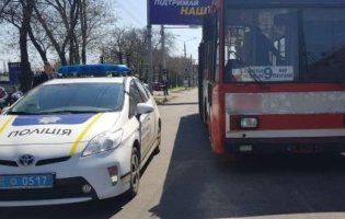 В Миколаїві з тролейбуса на проїжджу частину випала жінка з немовлям