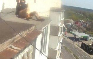 На Київщині копи стягли буйного п’яницю з даху дев’ятиповерхівки (відео)