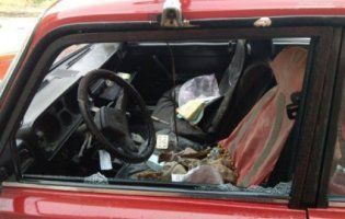 Биті вікна і бардак у салоні: великодні збитошники у Луцьку потрощили десятки авто (фото)