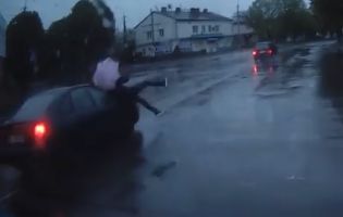 У Луцьку авто збило чоловіка з дитиною на руках просто на «зебрі» (відео)