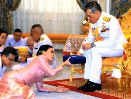 Король Таїланду оженився на генералі власної охорони