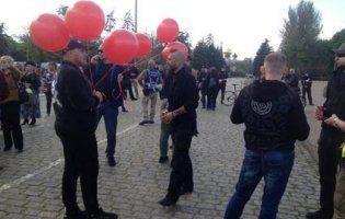 В Одесі сутички: на Куликовому полі 40 молодиків з червоними кульками