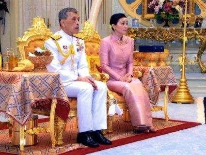 На весіллі короля Таїланду наречена пролежала на підлозі (відео)