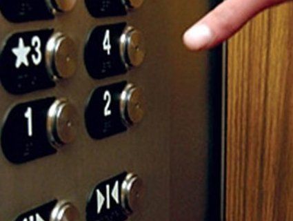 У Луцьку обірвався ліфт із жінкою (відео)