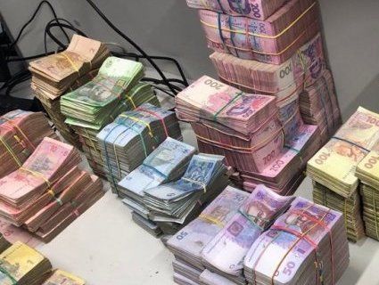 500 мільйонів гривень щомісяця: на Львівщині викрили конвертцентр
