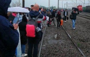 Митники через підозрілу сумку евакуювали 500 осіб з поїзда Київ-Перемишль (фото)