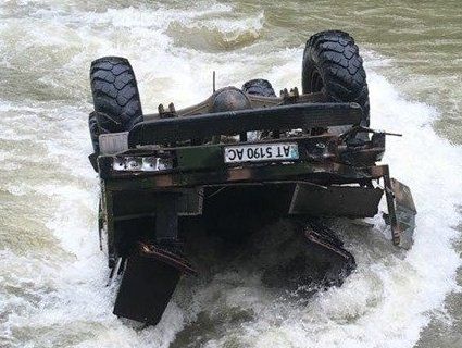 На Прикарпатті автомобіль з туристами впав у річку з висоти 40 метрів. Оновлено (фото)