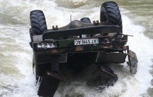 На Прикарпатті автомобіль з туристами впав у річку з висоти 40 метрів. Оновлено (фото)