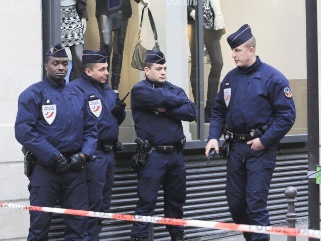 Через атаку бліх у Парижі закрили відділок поліції