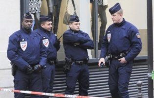 Через атаку бліх у Парижі закрили відділок поліції
