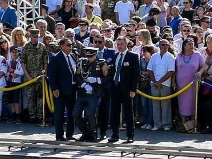 Як люди непритомніли від промов Порошенко: шість солдатів за п'ять років (відео)