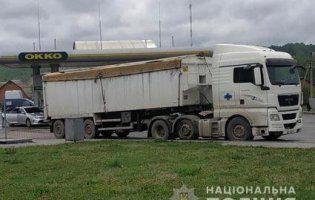 Мандрівне сміття: упіймали вантажівку з львівським сміттям у сусідній області