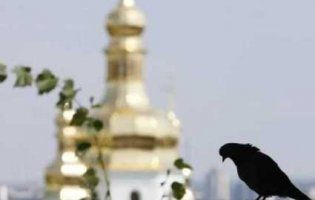«Це наша земля!»: московські священики не пустили паломників до Почаївської Лаври (відео)