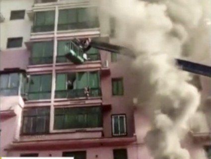 У Китаї на порятунок жильцям палаючої висотки прийшов оператор крана (відео)