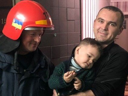 На Рівненщині рятувальники визволяли дворічну дитину із замкнутої квартири