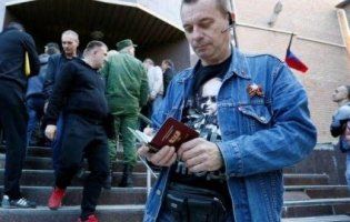 У жителів «ЛНР/ДНР», які спокусяться на паспорти РФ, віднімуть українські пенсії