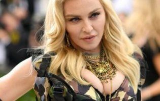 В аеропорту прилюдно роздягнули Мадонну, яка вбралася у паранджу (фото)