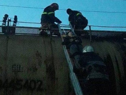 Небезпечні розваги: на Львівщині хлопця вдарило струмом на даху цистерни