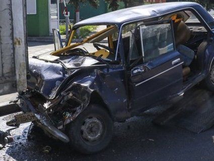 На Київщині легковик влетів у вантажівку: загинули військові (фото, відео)