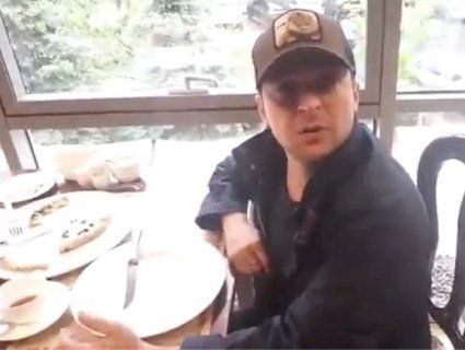 «Пожерти не дають»: активіст «піймав» Зеленського у столичній піцерії (відео)
