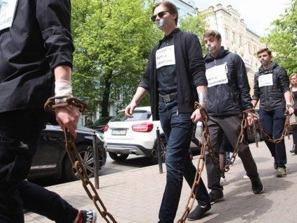 Ланцюги і заклеєні роти: у Києві – акція на підтримку бранців Кремля (фото)