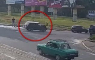 Священик на швидкості збив жінку на переході (відео +18)
