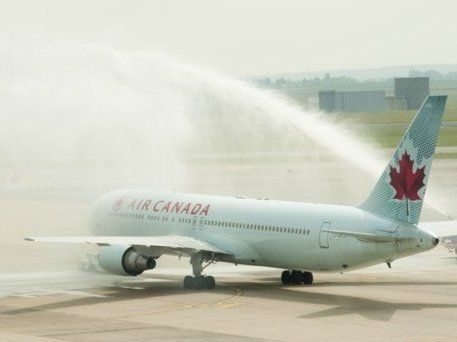 В аеропорту літак врізався у бензовоз: є постраждалі