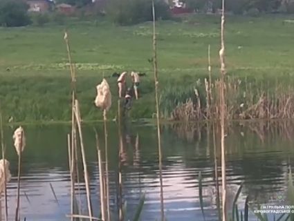 У Кропивницькому копи врятували жінку, яка в одязі ішла у глиб водойми (відео)