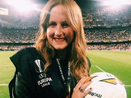 М’ячем в голову: журналістка постраждала під час футбольного матчу (відео)