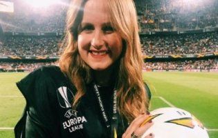 М’ячем в голову: журналістка постраждала під час футбольного матчу (відео)