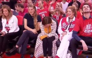 Талісман баскетбольної команди змусив почервоніти саму Матір Драконів (фото, відео)