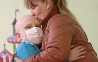 Страшна статистика: щодоби три мами в Україні дізнаються, що у їхніх дітей рак