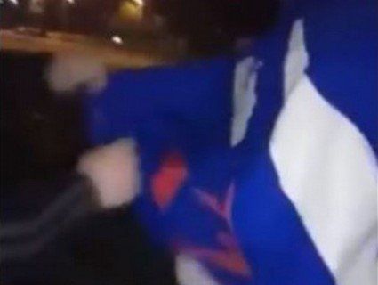 «Потенційний зрадник»: у Харкові з куртки перехожого зрізали напис Russia (відео)