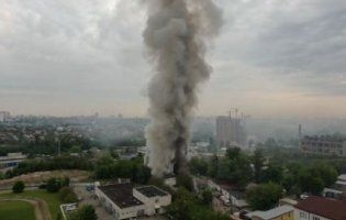 Київ накрила димова завіса: горів цех дизайнерських меблів (фото)