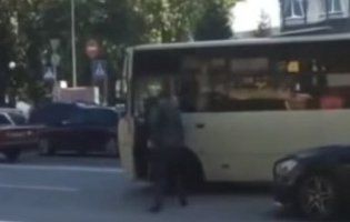 «Гангстер із Печерська»: у Києві мажор із пістолетом побив водія маршрутки