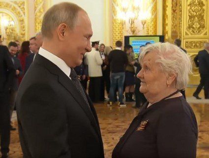 «Точно не брешеш?»: на зустрічі Путіна із вчителькою щось пішло не так (відео)