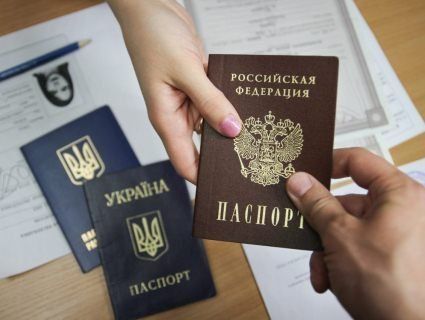 «Расєя, пріді!»: з’явилося відео величезної черги на Донбасі по паспорти РФ