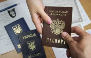 «Расєя, пріді!»: з’явилося відео величезної черги на Донбасі по паспорти РФ