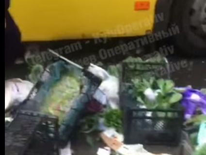 «Шофер VS торговки»: у Києві маршрутник розгромив стихійну торгівлю на зупинці (відео)