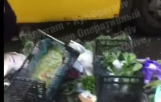 «Шофер VS торговки»: у Києві маршрутник розгромив стихійну торгівлю на зупинці (відео)